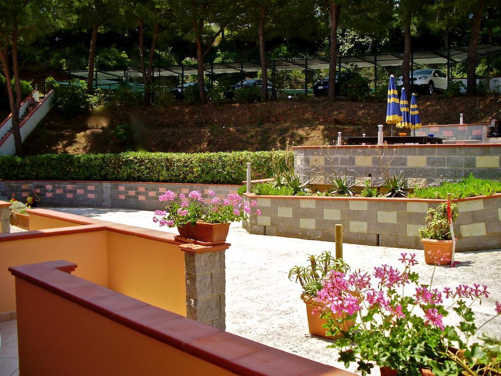 Residence Reale Porto Azzurro Esterno foto