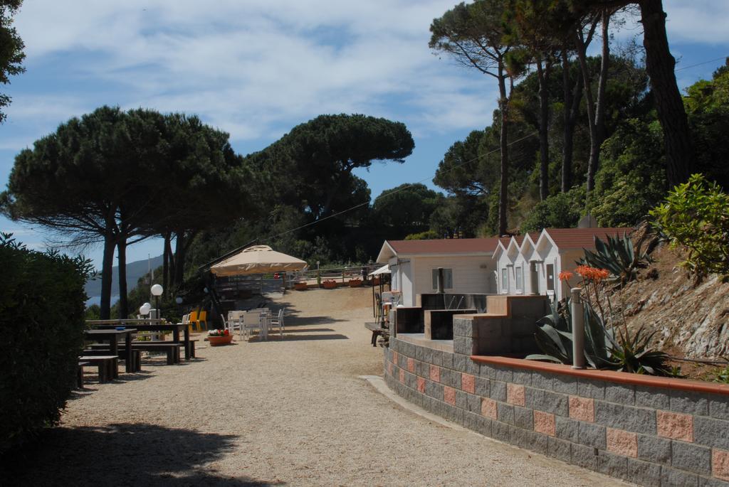 Residence Reale Porto Azzurro Esterno foto