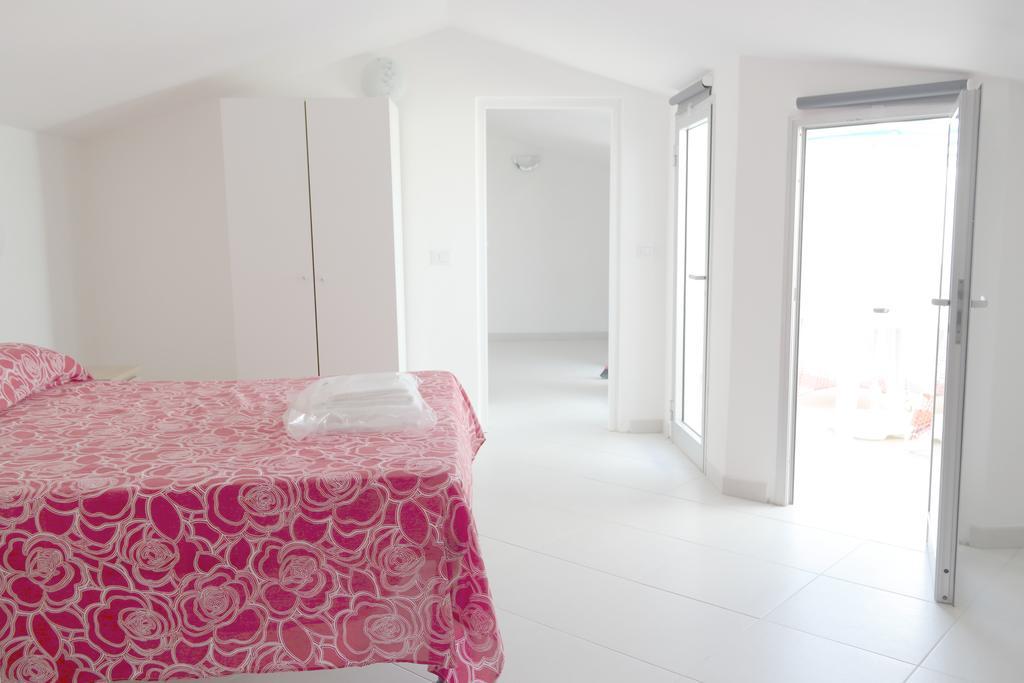 Residence Reale Porto Azzurro Esterno foto