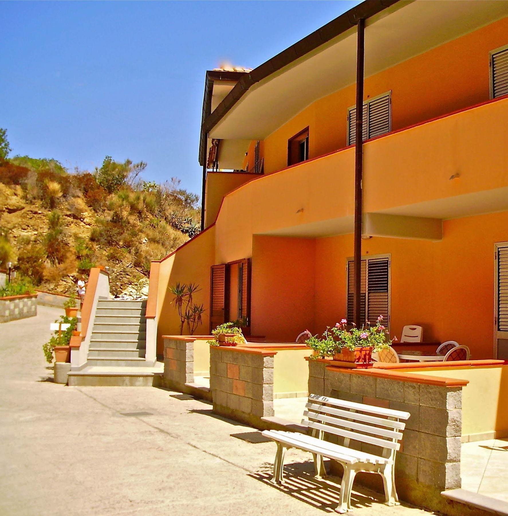 Residence Reale Porto Azzurro Esterno foto