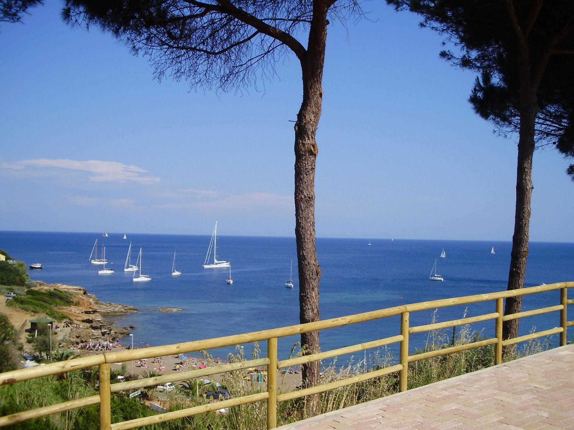Residence Reale Porto Azzurro Esterno foto