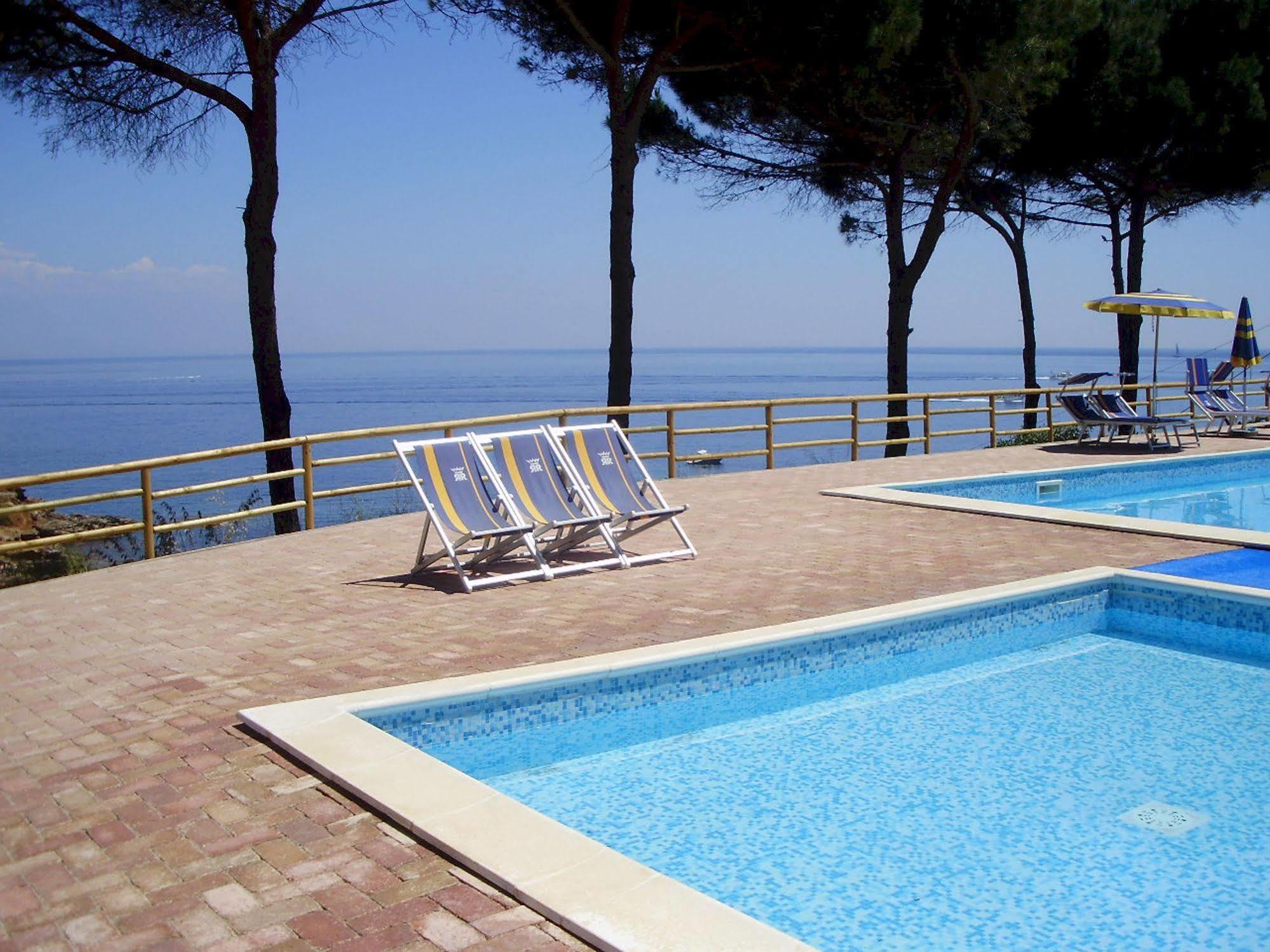 Residence Reale Porto Azzurro Esterno foto