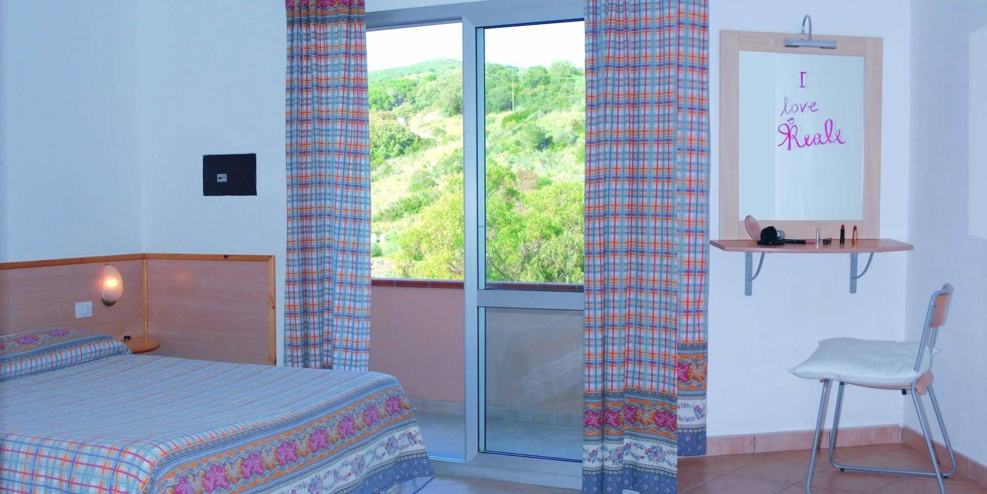 Residence Reale Porto Azzurro Esterno foto