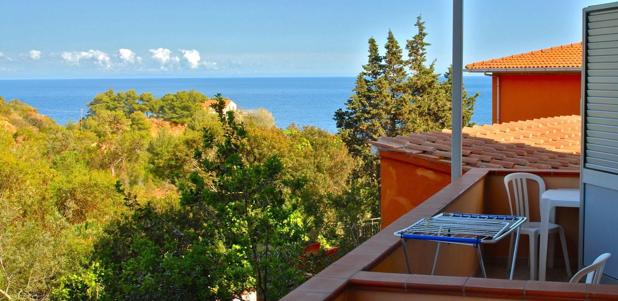 Residence Reale Porto Azzurro Esterno foto