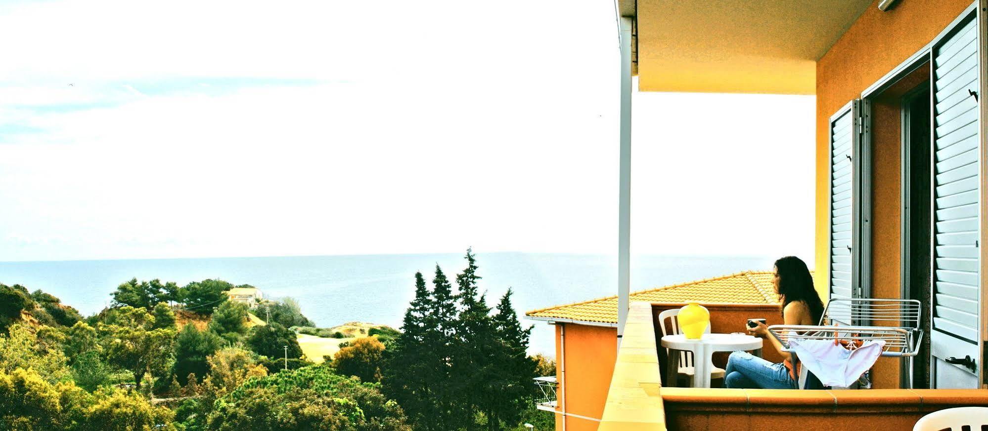 Residence Reale Porto Azzurro Esterno foto