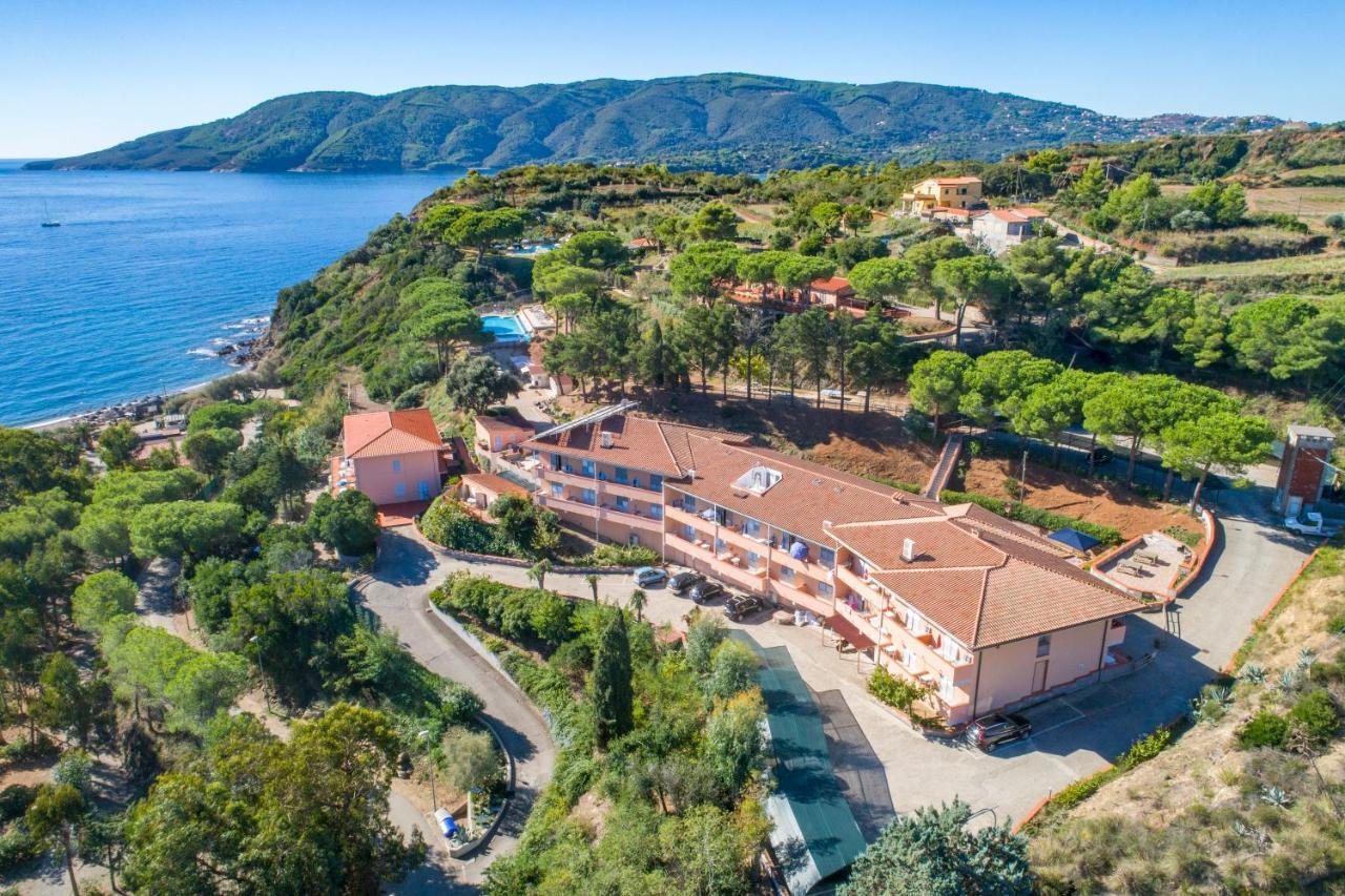 Residence Reale Porto Azzurro Esterno foto