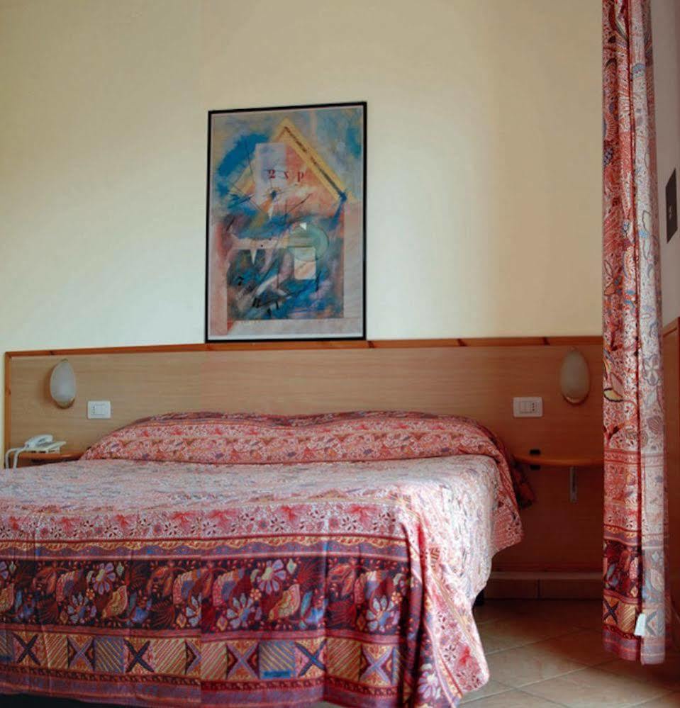 Residence Reale Porto Azzurro Esterno foto